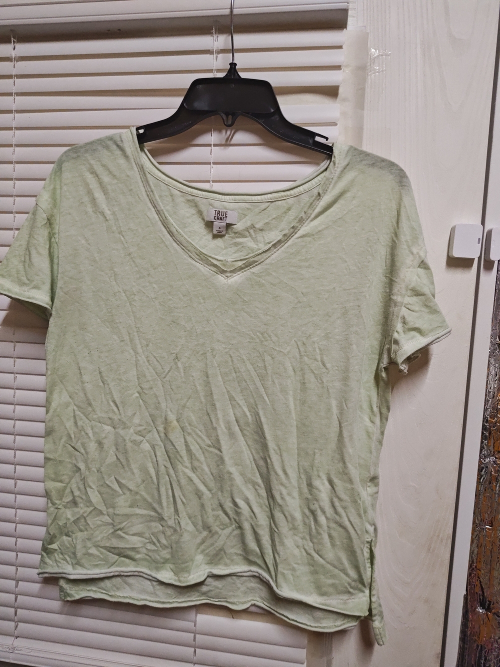 True Craft Women's Light Green V-Neck Short Sleeve Tee
